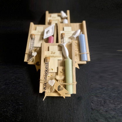 Christliches Geschenkset zur Kommunion mit Kerze, Fisch und personalisiertem Kreuz aus holz mit Röhrchen für Geldgeschenk "Wunscherfüller" Geschenkset Das Glückswerk