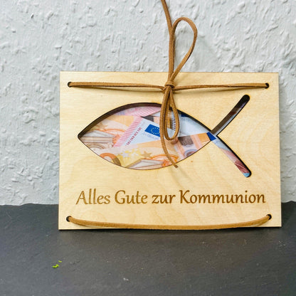 Geldgeschenk Karte zur Kommunion aus Holz individualisiert mit Lederband Geldgeschenk Das Glückswerk
