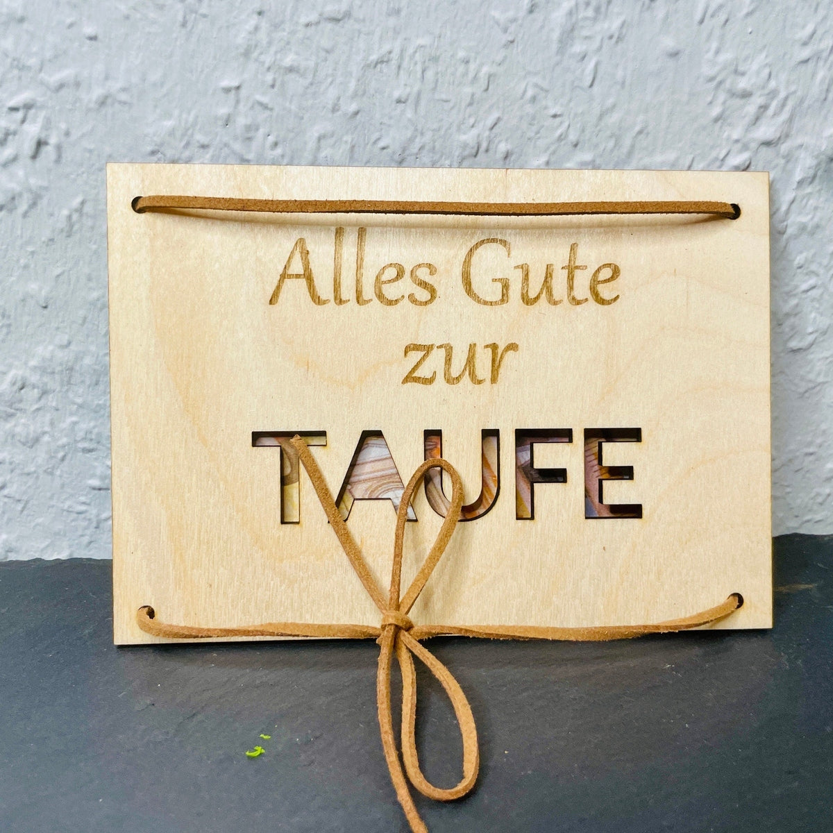 Geldgeschenk Karte aus Holz zur Taufe individualisiert mit Lederband Geschenkkarte Das Glückswerk