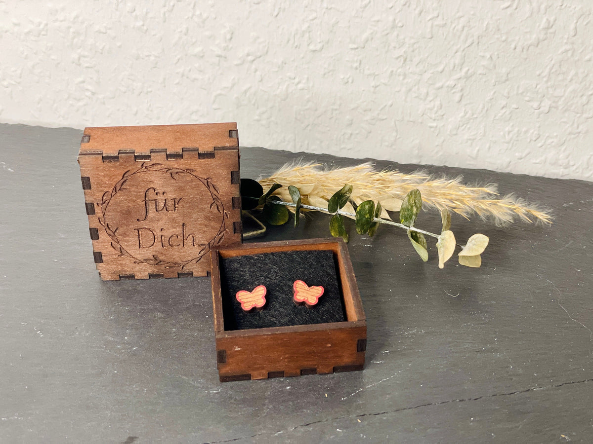 Edelholz Schmuck
Holzkästchen mit Gravur
Schmuck für besondere Anlässe
 Schmuck
Holz Ohrringe
Jahrgangs Schmuck
Eleganter Holzschmuck
Schmetterling Design
Unikat Schmuck