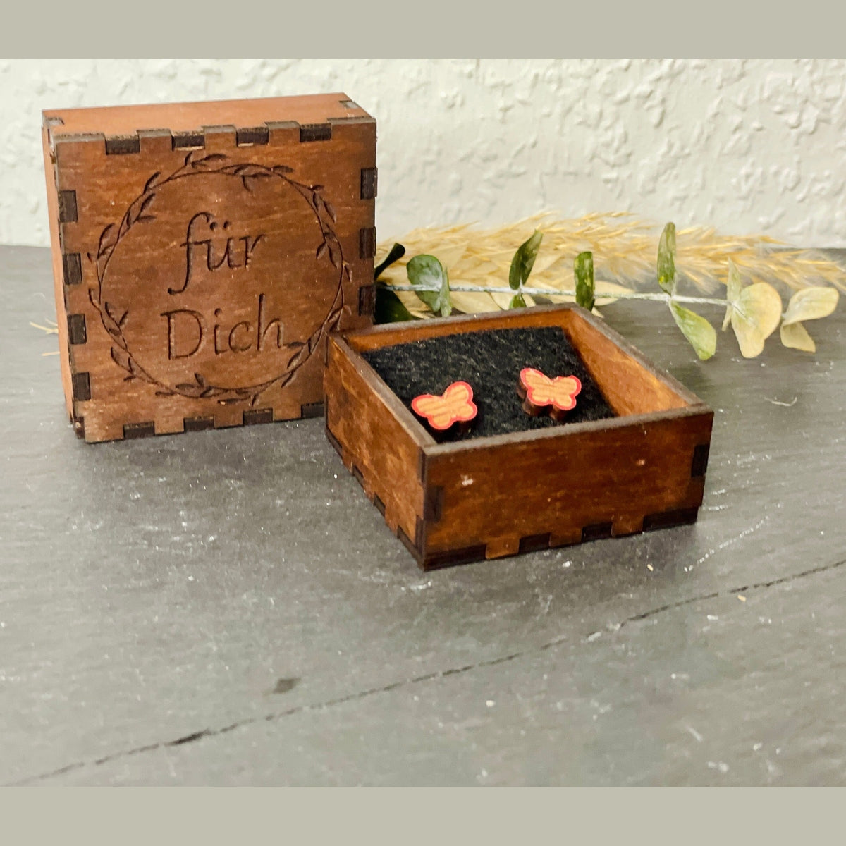 Ohrstecker Schmetterling aus Holz im personalisiertem Holzkästchen Ohrringe Das Glückswerk