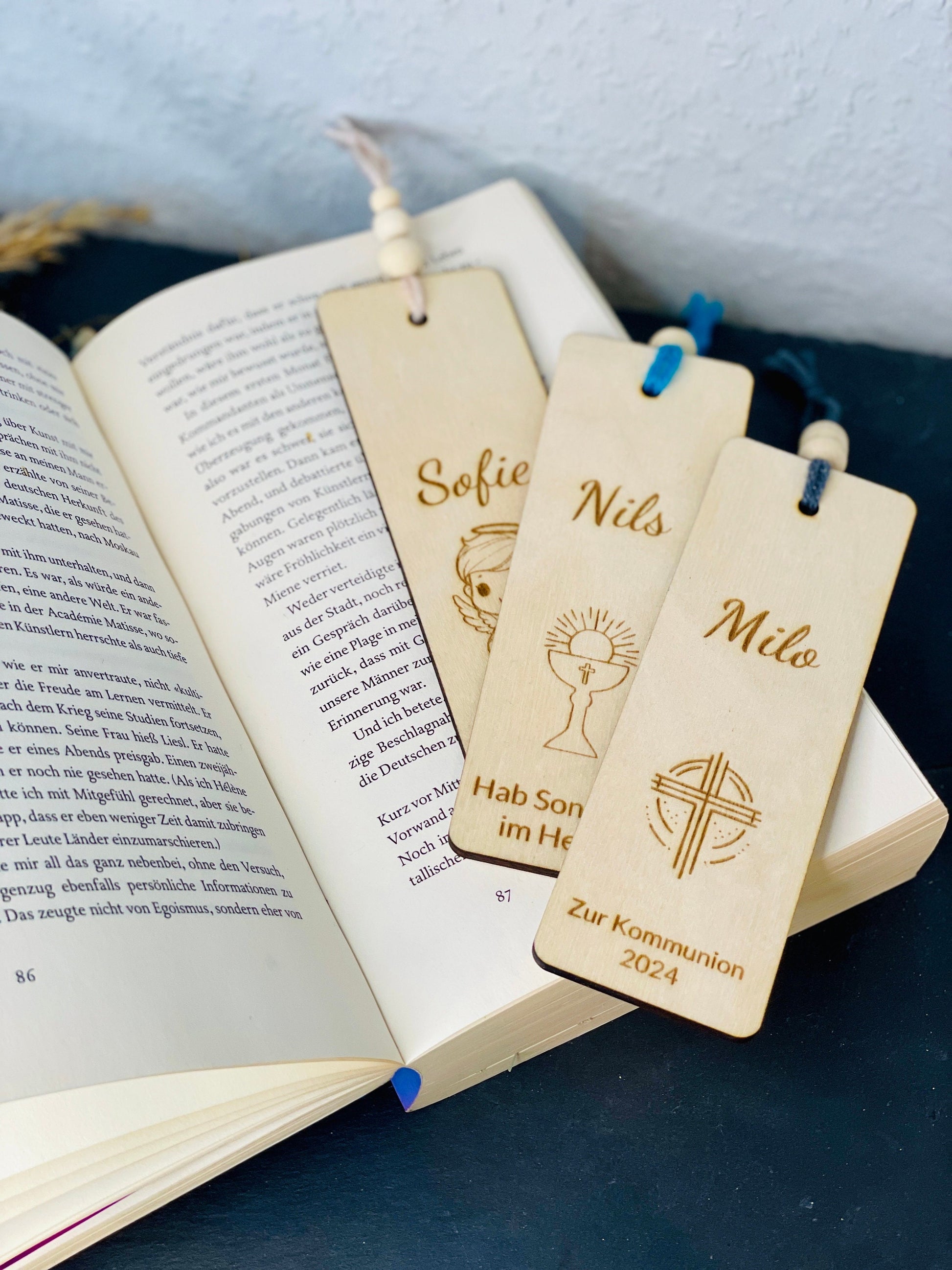 Lesezeichen Holz mit Gravur, buntes Band Holzperlen, Geschenk Kommunion Taufe, DasGlueckswerk, Geburt & Baby, Bookmarks, holz