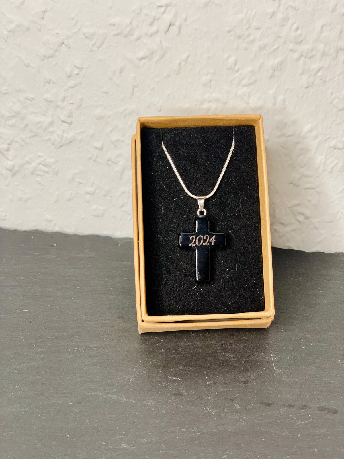 Kreuz Halskette schwarz mit Gravur, personalisiertes Schmuckgeschenk, Kommunion Taufe, DasGlueckswerk, Geburt & Baby, Charm Necklaces, obsidian