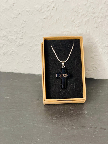 Kreuz Halskette schwarz mit Gravur, personalisiertes Schmuckgeschenk, Kommunion Taufe, DasGlueckswerk, Geburt & Baby, Charm Necklaces, obsidian