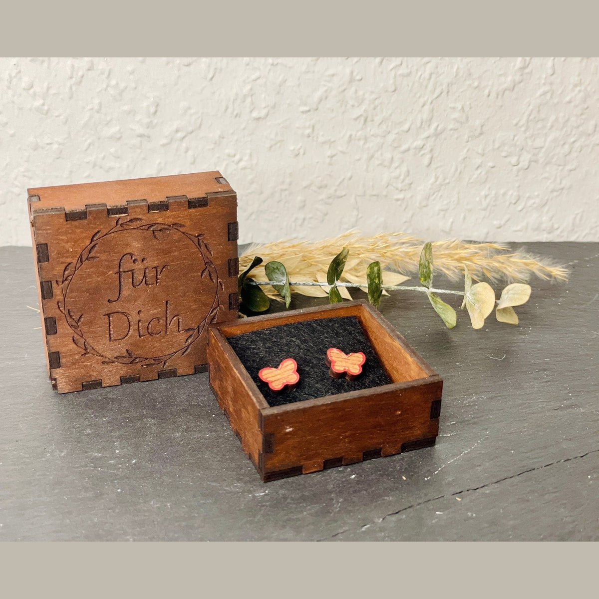 Ohrstecker Schmetterling aus Holz im personalisiertem Holzkästchen Ohrringe Das Glückswerk