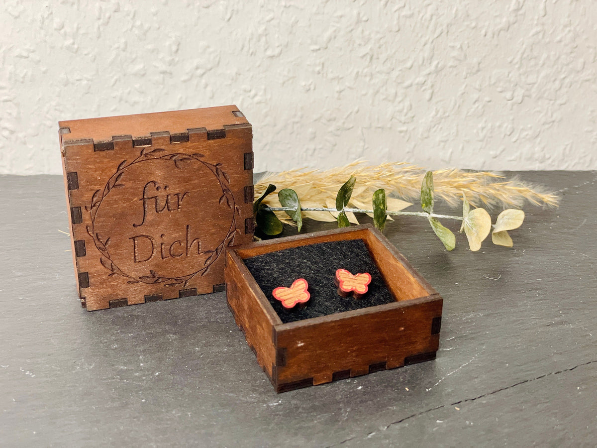 Ohrstecker aus Holz
Schmetterling Ohrstecker
Personalisierte Ohrringe
Holzschmuck
Schmetterling Schmuck
Individuelle Gravur
Geschenk für Frauen
Natur Schmuck
Holz Ohrstecker
Ohrstecker mit Gravur
Personalisierte Geschenke