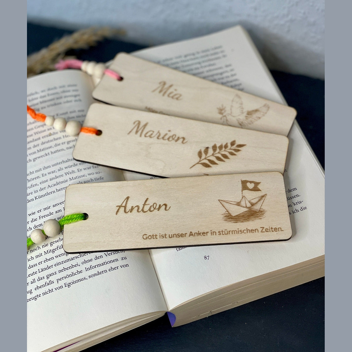 Lesezeichen aus Holz mit individueller Gravur und buntem Band mit Holzperlen zur Kommunion oder Taufe Lesezeichen Das Glückswerk