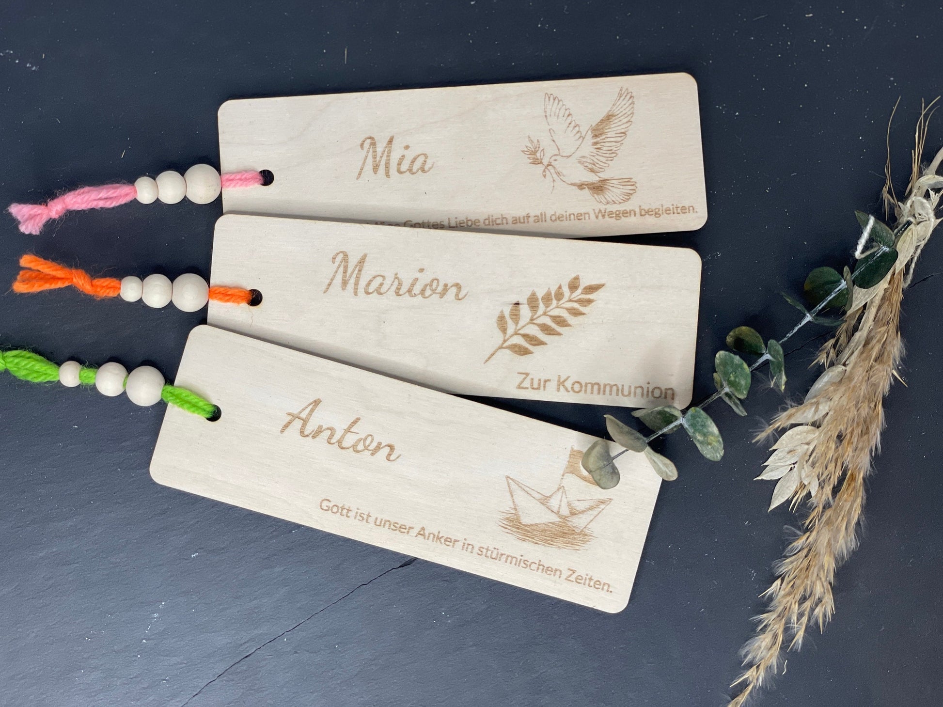 Lesezeichen aus Holz mit individueller Gravur und buntem Band mit Holzperlen zur Kommunion oder Taufe, DasGlueckswerk, Geburt & Baby, Bookmarks, holz