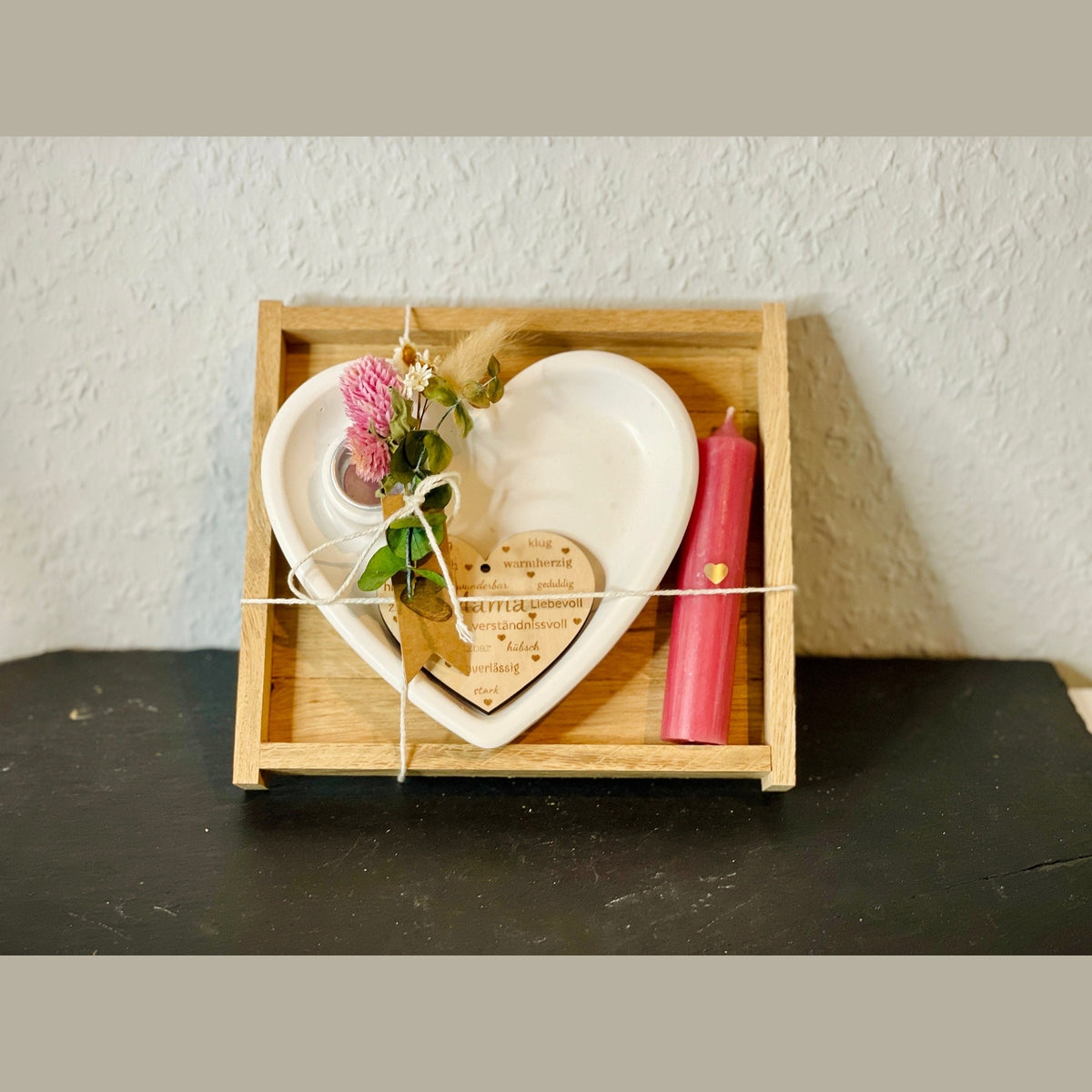Geschenkset zum Muttertag für mama; Tablett, Herz Kerzenständer, Herz aus Holz und Kerze, dekoriert mit Trockenblumen Geschenkset Das Glückswerk