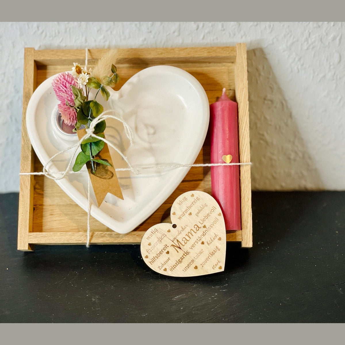 Geschenkset zum Muttertag für mama; Tablett, Herz Kerzenständer, Herz aus Holz und Kerze, dekoriert mit Trockenblumen Geschenkset Das Glückswerk