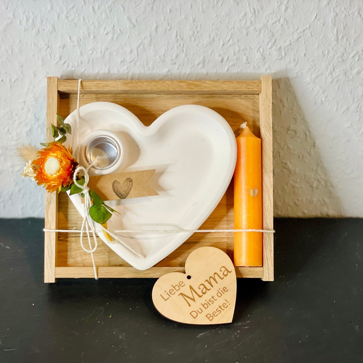 Geschenkset zum Muttertag für mama; Tablett, Herz Kerzenständer, Herz aus Holz und Kerze, dekoriert mit Trockenblumen Geschenkset Das Glückswerk
