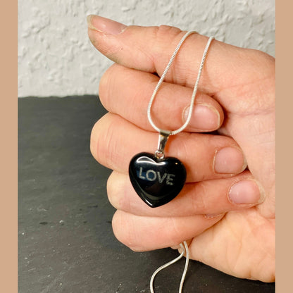Halskette Herz aus obsidian Edelstein im Schmuckkästchen mit Wunschgravur Kette Das Glückswerk