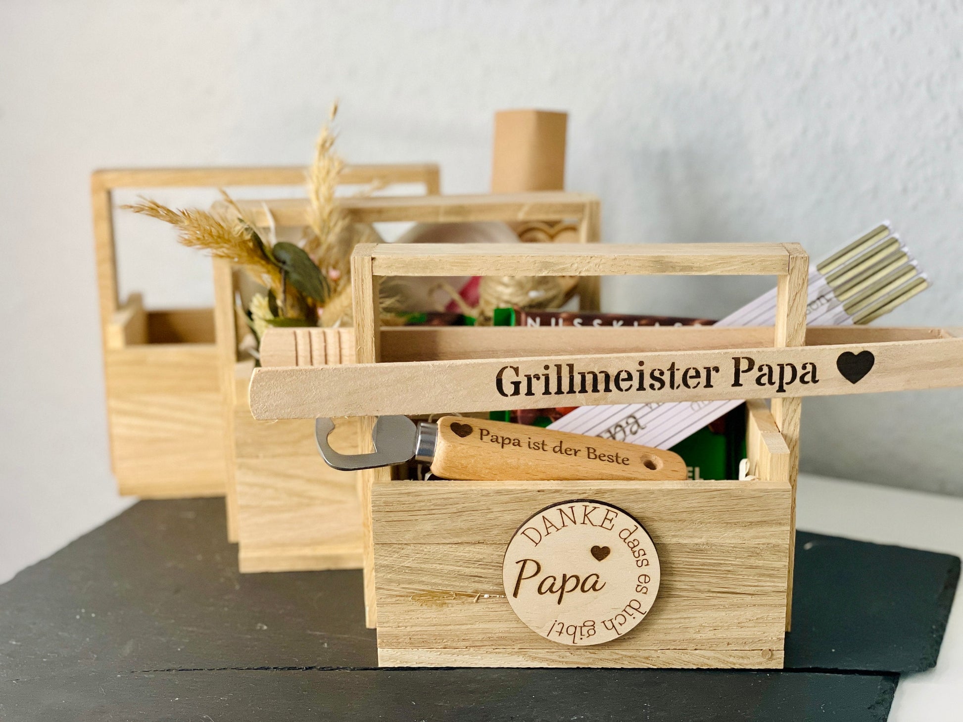 geschenkkorb aus holz geburtstag  Individuelles Geschenk individualisiert personalisiert günstig preiswert lustig witzig
Gravur holz Kerze Raysin Filz Leder Handmade
Geldgeschenk Geburtstagsgeschenk
Mitbringsel Kleinigkeit Geschenkkarte