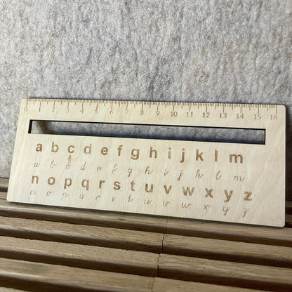 Lesehilfe mit Lineal und ABC Gravur für Kinder aus Holz Lesehilfe Das Glückswerk