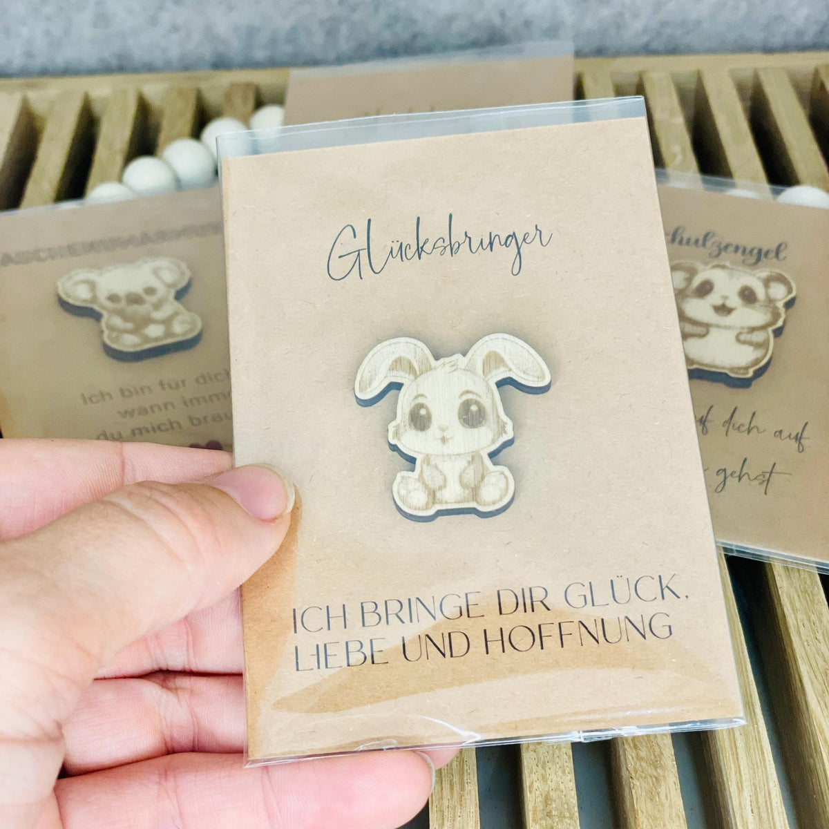 Taschenumarmung Glücksbringer mit Tier aus Holz Taschenwärmer Das Glückswerk
