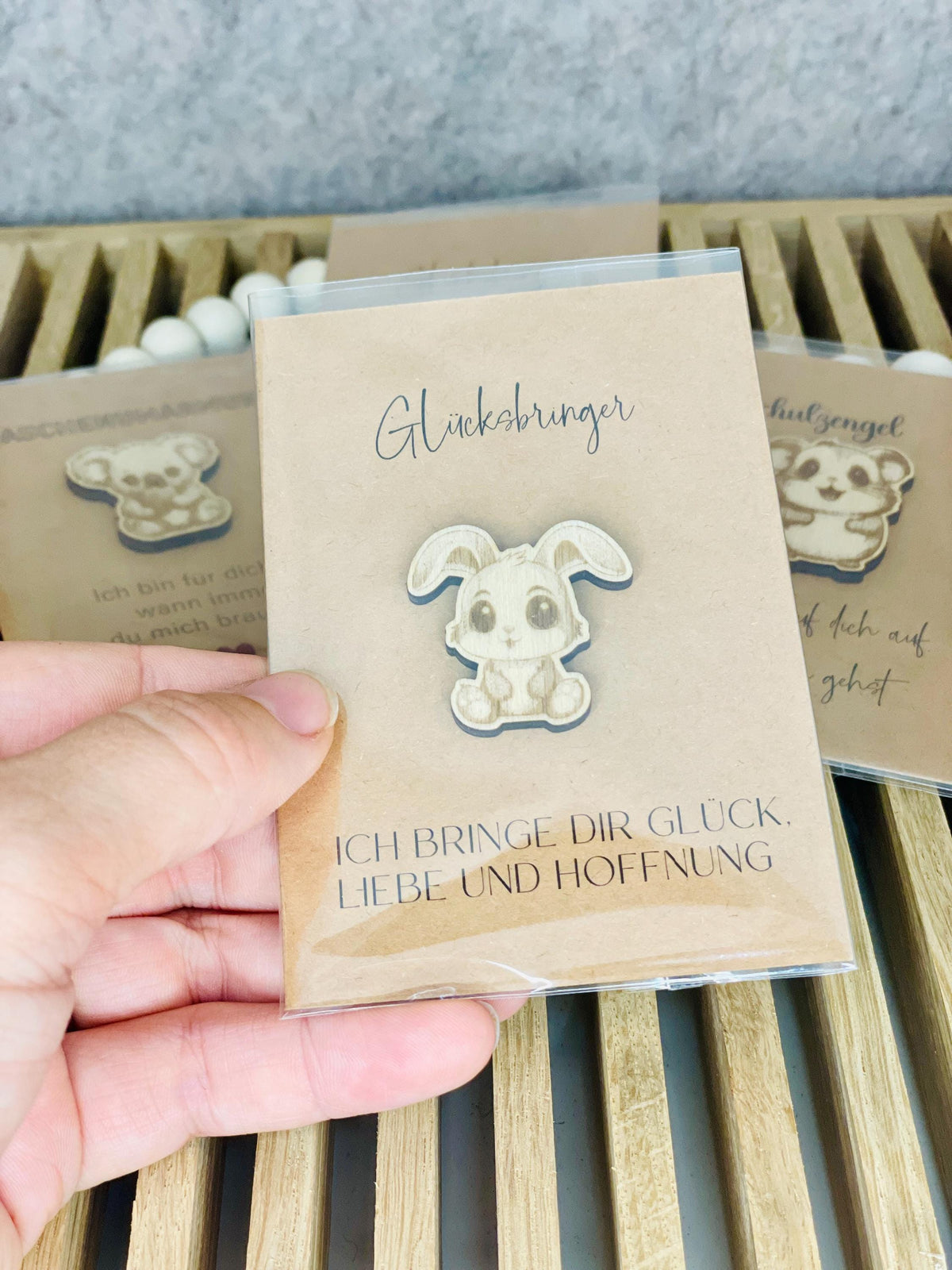 Taschenumarmung, Glücksbringer, Holz Tier, kleines Geschenk, handgefertigt, persönliches Geschenk, Glücksbringer für Freunde, Glücksbringer aus Holz, Mini Glücksbringer, Glück für den Alltag, Handarbeit,