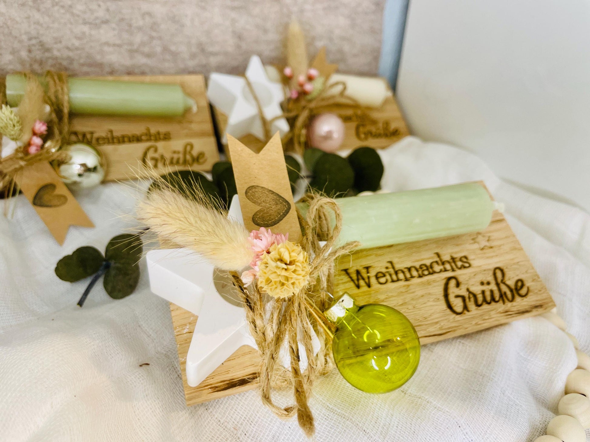 Kerze mit Kerzenständer auf kleinem Brett mit Weihnachts Grüße und Weihnachtskugel verpackt Das Glückswerk