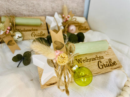Kerze mit Kerzenständer auf kleinem Brett mit Weihnachts Grüße und Weihnachtskugel verpackt Das Glückswerk