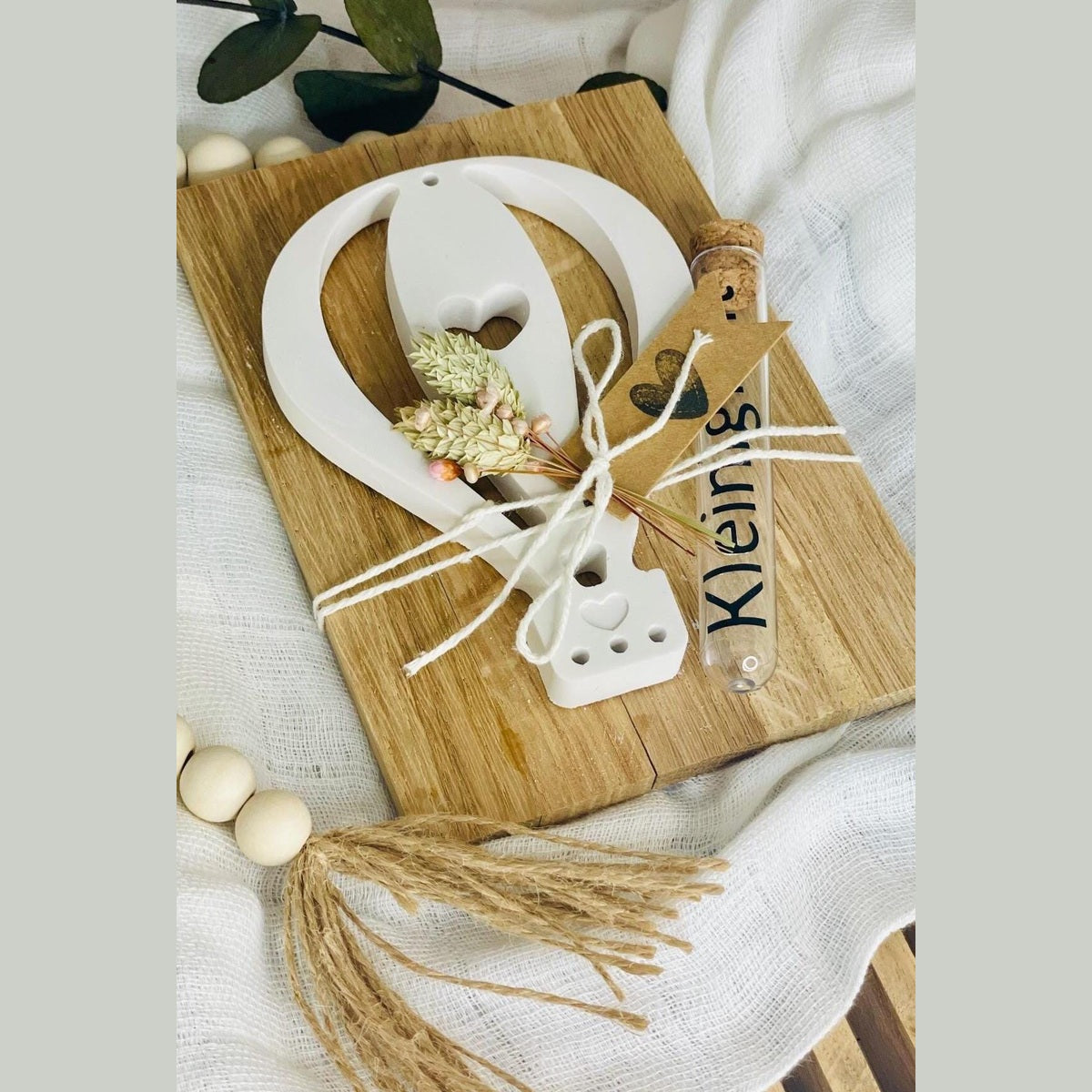 Geschenkkarte Ballon aus Holz, weißer Gießmasse und Reagenzglas Röhrchen als Geldgeschenk Geschenkkarte Das Glückswerk