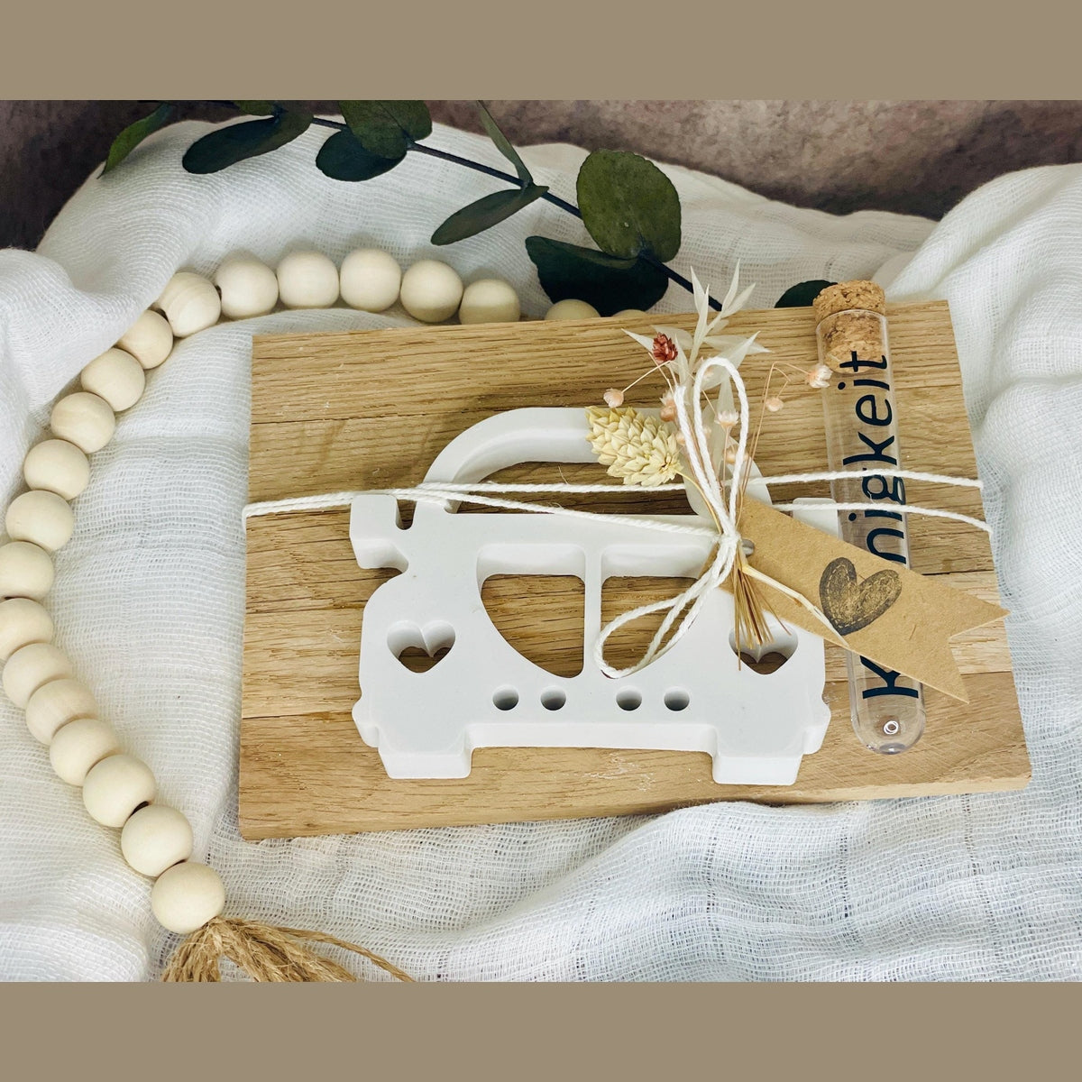Geschenkkarte Auto aus Holz, weißer Gießmasse und Reagenzglas Röhrchen als Geldgeschenk Geschenkkarte Das Glückswerk