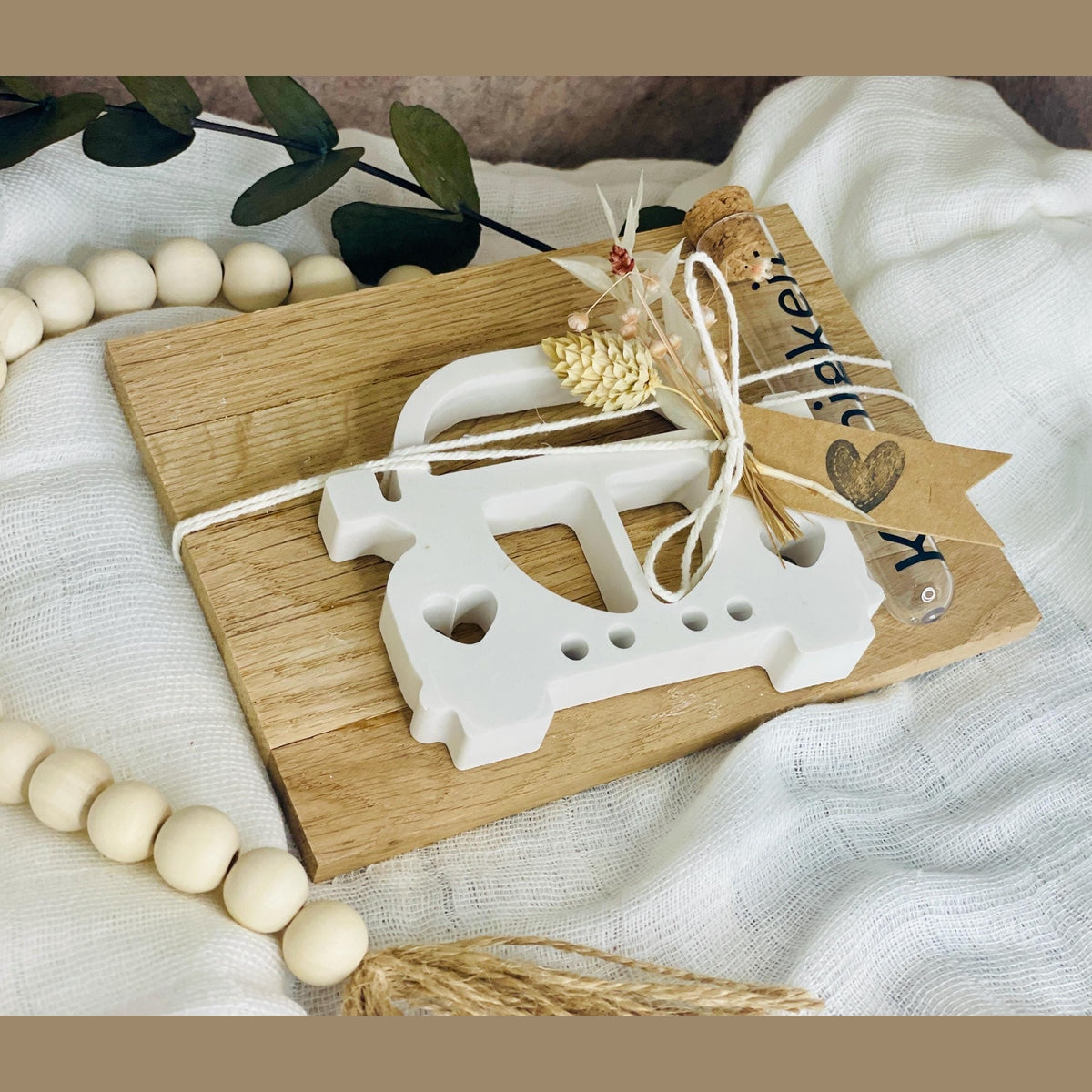 Geschenkkarte Auto aus Holz, weißer Gießmasse und Reagenzglas Röhrchen als Geldgeschenk Geschenkkarte Das Glückswerk
