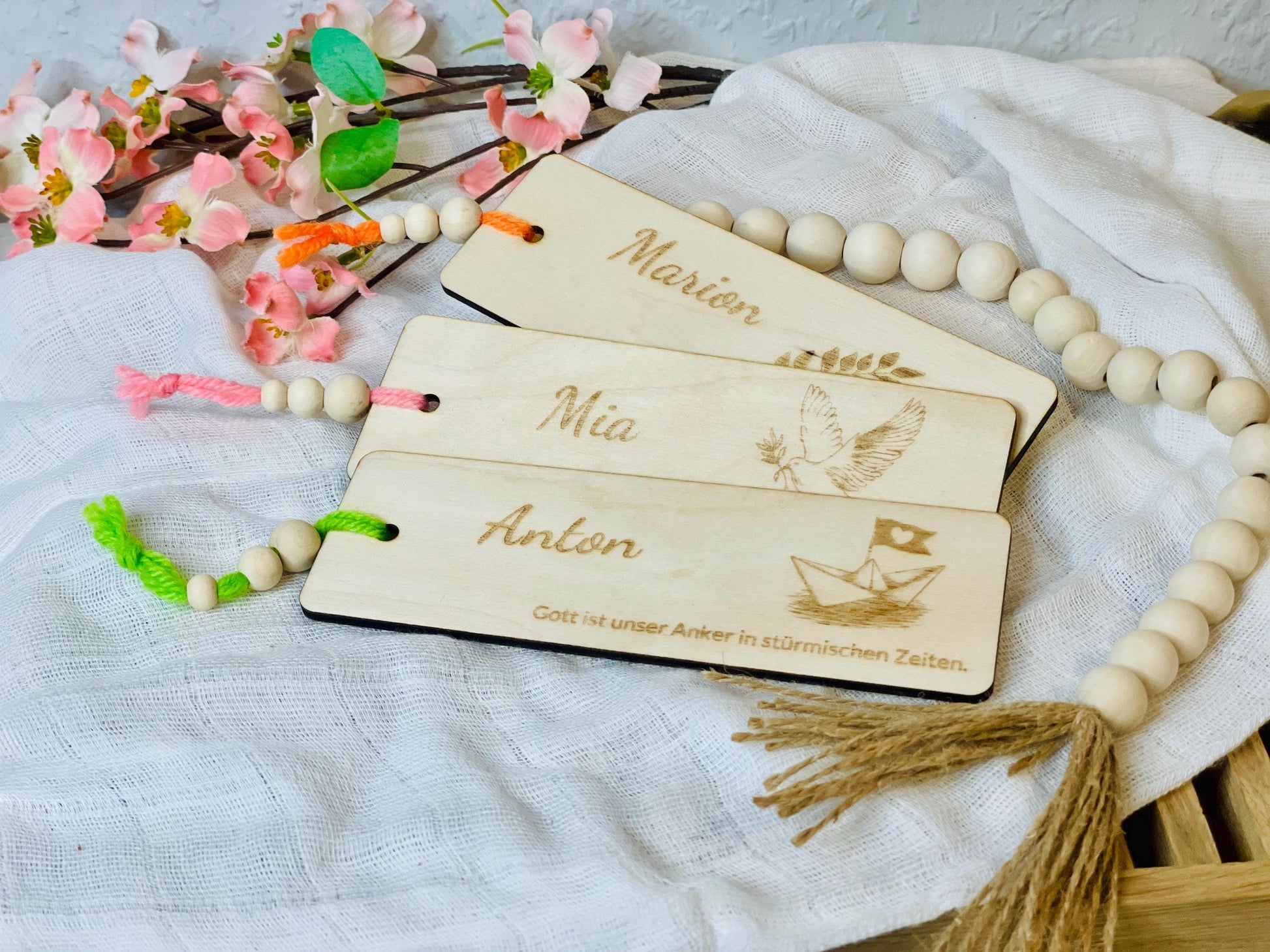 Lesezeichen aus Holz mit individueller Gravur und buntem Band mit Holzperlen zur Kommunion oder Taufe, DasGlueckswerk, Geburt & Baby, Bookmarks, holz