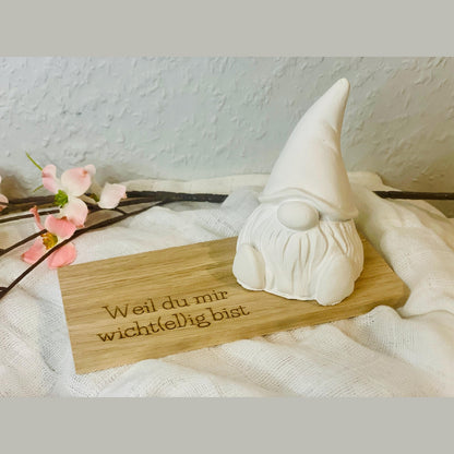 wichtel auf Brettchen mit Gruß weil du mir wichtelig wicht(el)ig bist Dekoration Das Glückswerk