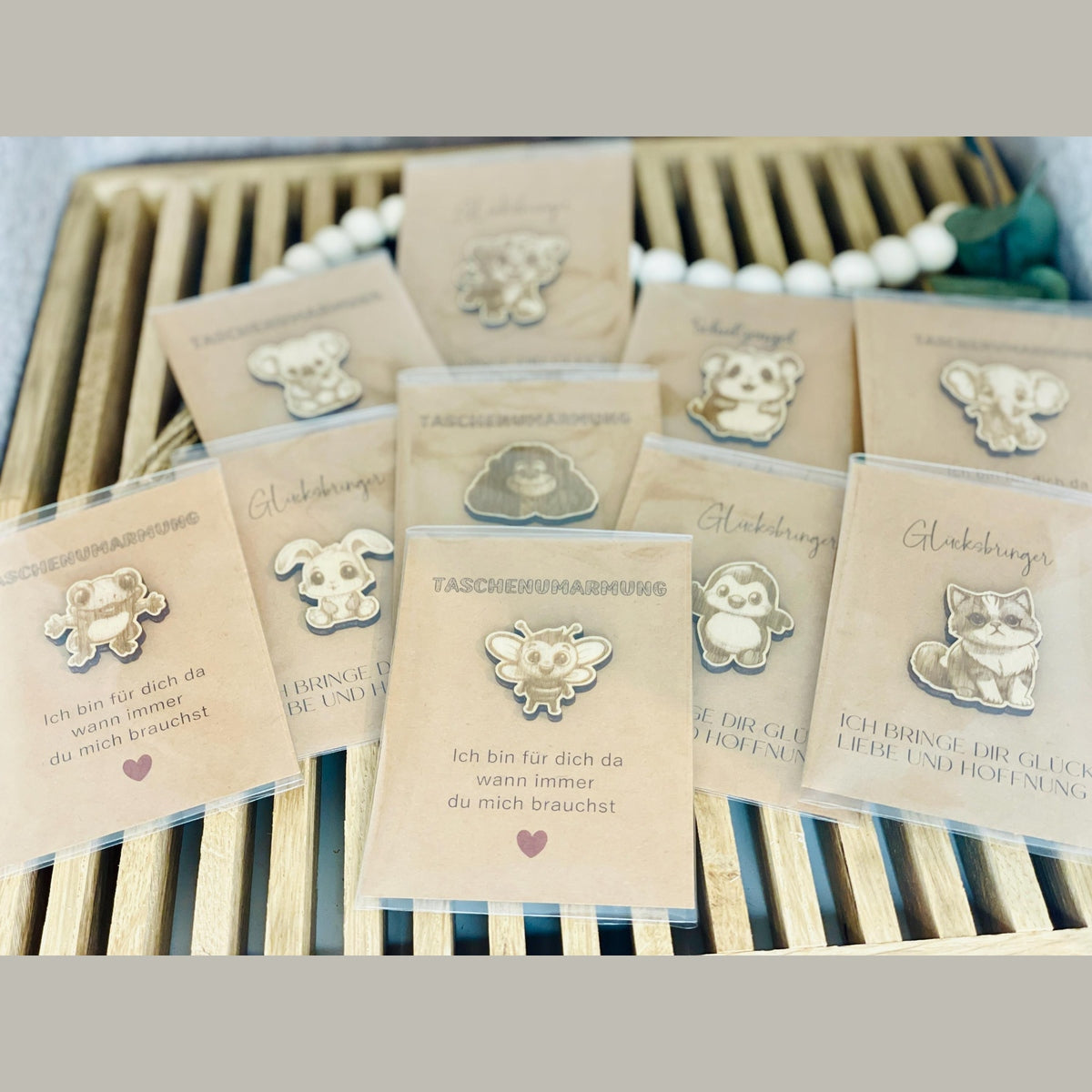 Taschenumarmung Glücksbringer mit Tier aus Holz Taschenwärmer Das Glückswerk