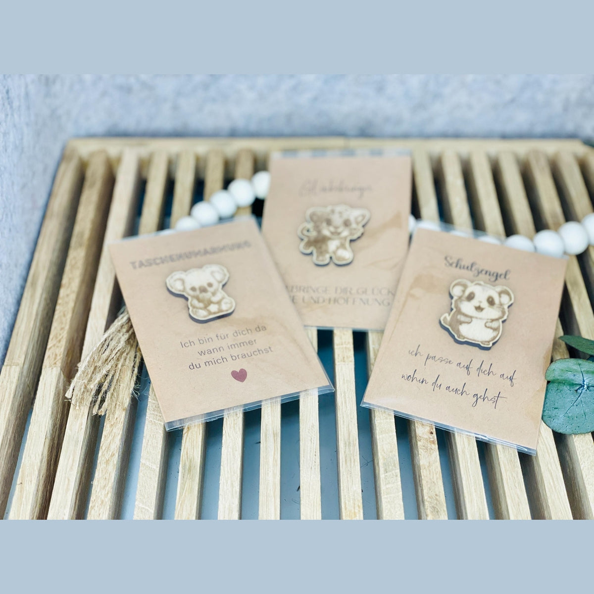 Taschenumarmung Glücksbringer mit Tier aus Holz Taschenwärmer Das Glückswerk