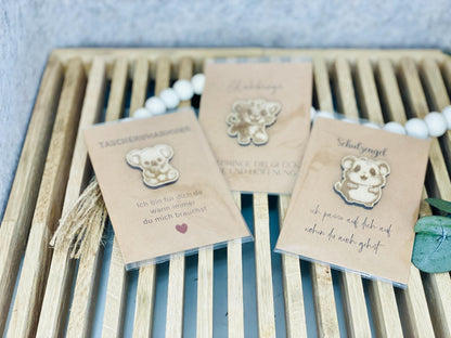 Taschenumarmung Glücksbringer Holztier, gelasert mit Spruch, kleines Geschenk, DasGlueckswerk, Dekoration, Wedding Favors, holz, papier