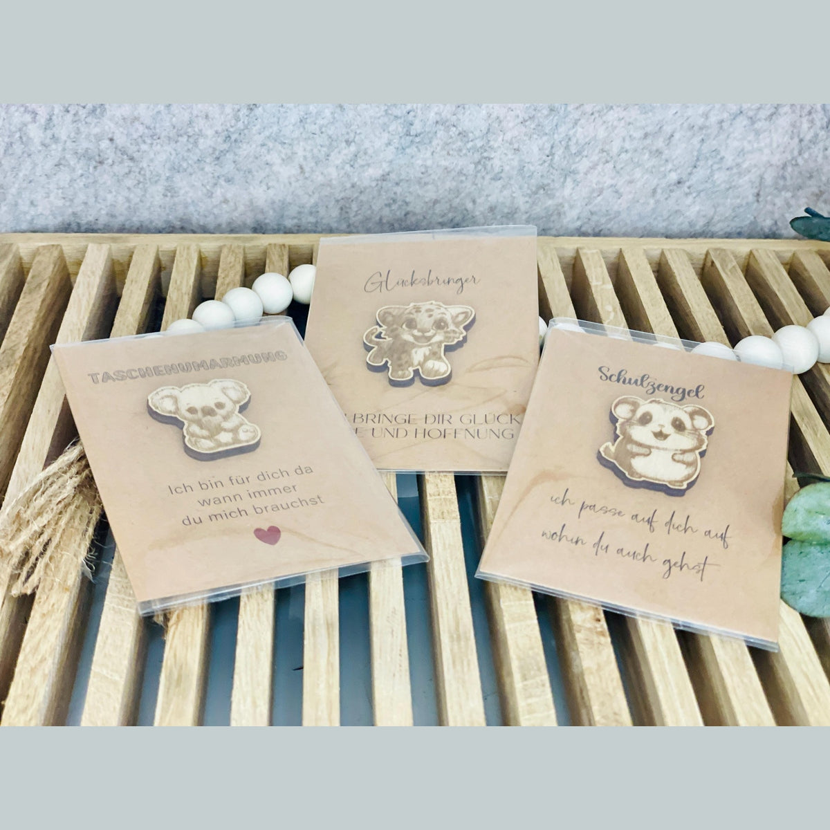 Taschenumarmung Glücksbringer mit Tier aus Holz Taschenwärmer Das Glückswerk