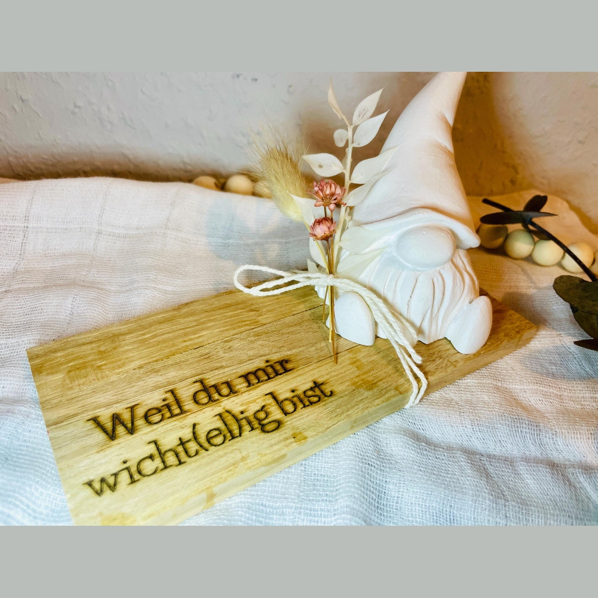 wichtel auf Brettchen mit Gruß weil du mir wichtelig wicht(el)ig bist Dekoration Das Glückswerk