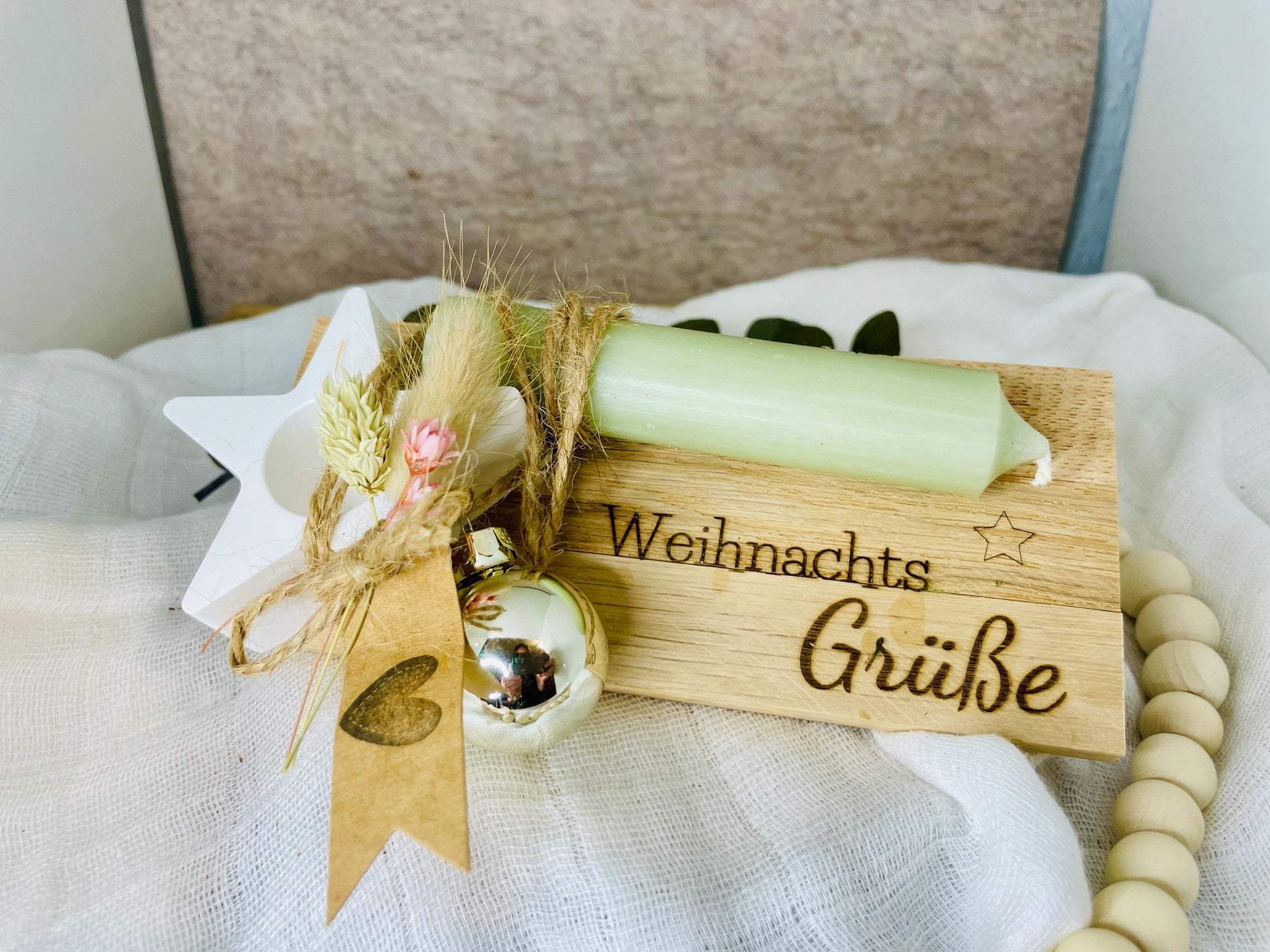 Kerze mit Kerzenständer auf kleinem Brett mit Weihnachts Grüße und Weihnachtskugel verpackt Das Glückswerk