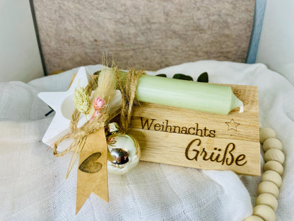 Kerze mit Kerzenständer auf kleinem Brett mit Weihnachts Grüße und Weihnachtskugel verpackt Das Glückswerk