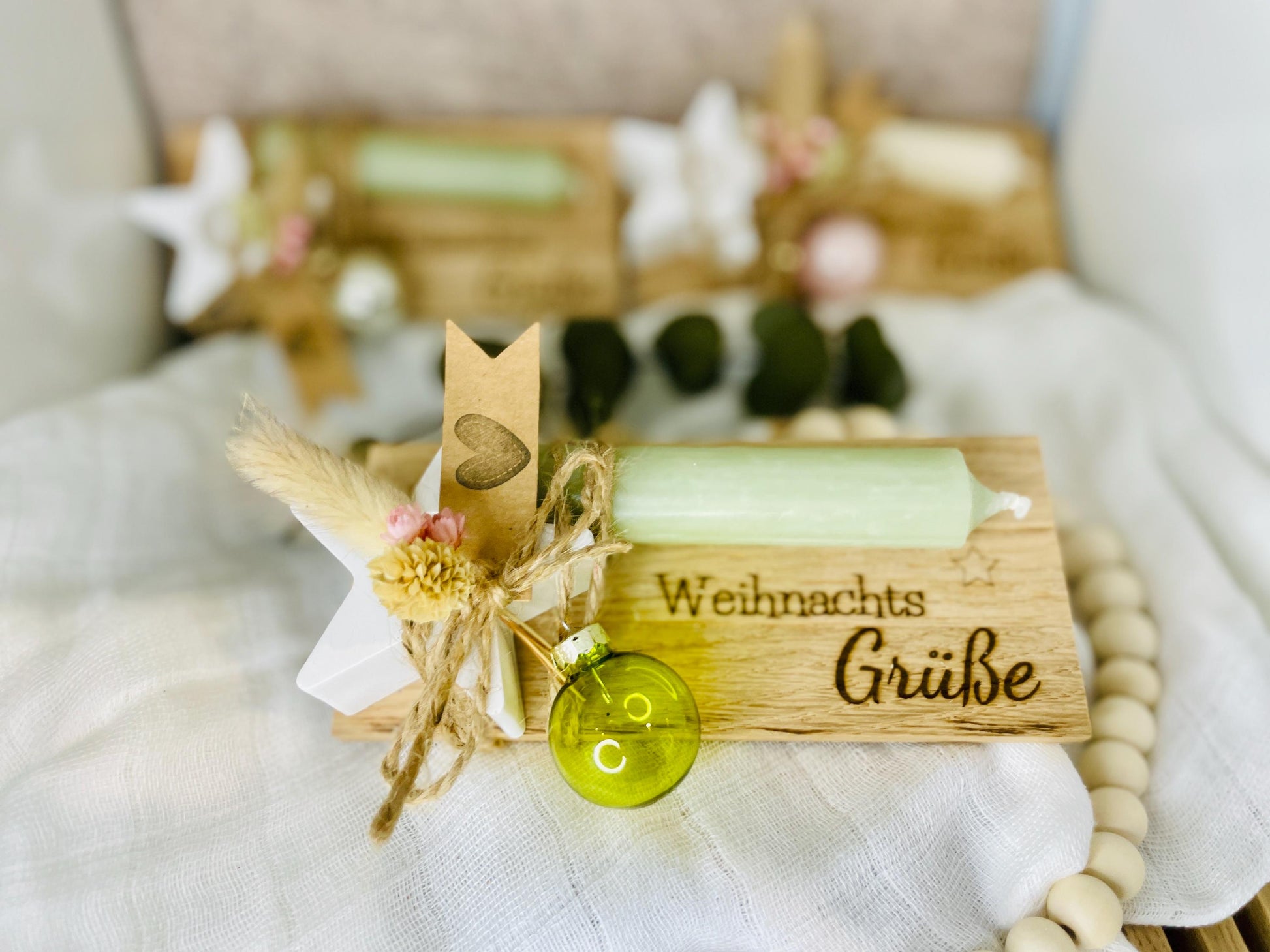 Kerze mit Kerzenständer auf kleinem Brett mit Weihnachts Grüße und Weihnachtskugel verpackt Das Glückswerk