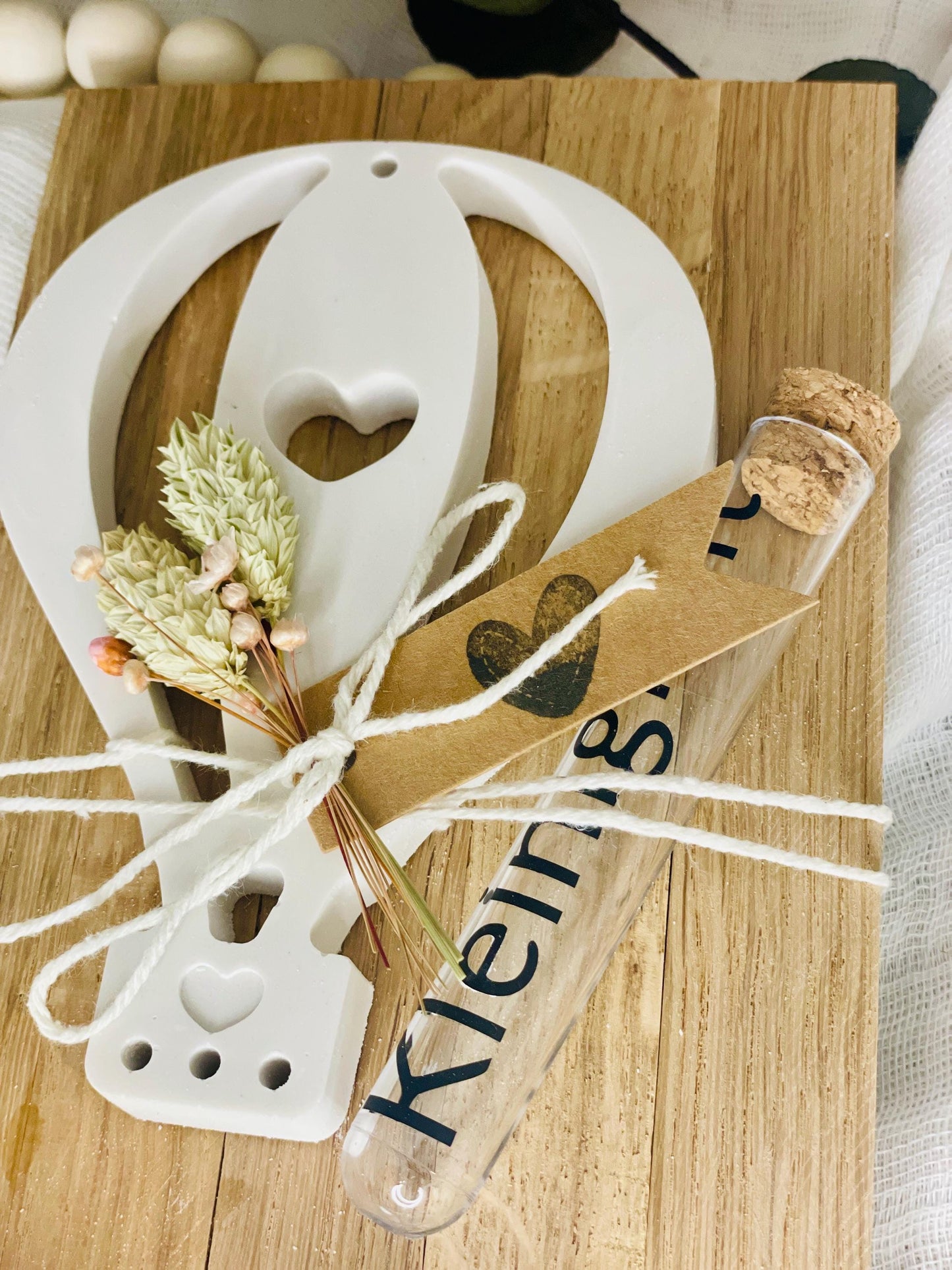 Geschenkkarte Ballon aus Holz, weißer Gießmasse und Reagenzglas Röhrchen als Geldgeschenk Das Glückswerk