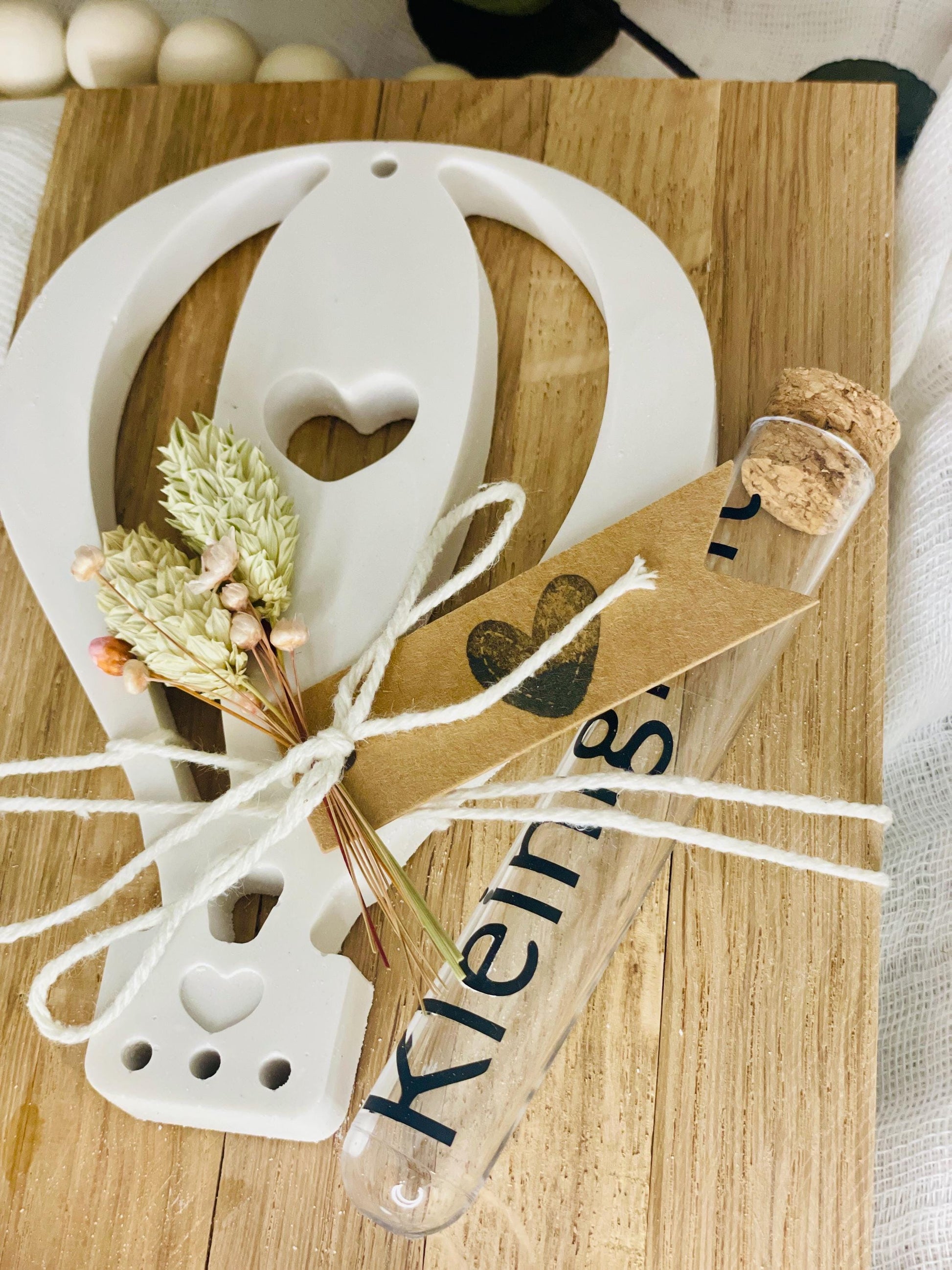 Geschenkkarte Ballon aus Holz, weißer Gießmasse und Reagenzglas Röhrchen als Geldgeschenk Das Glückswerk