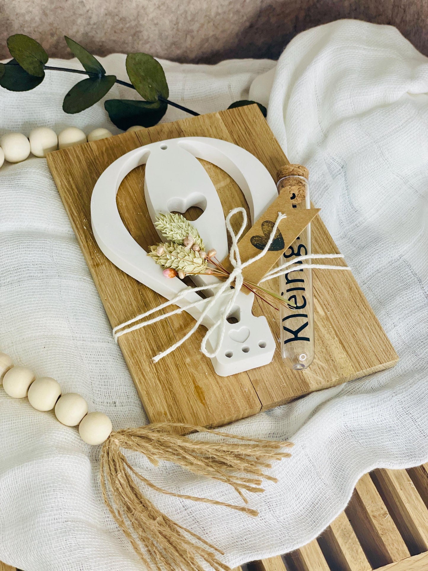 Geschenkkarte Ballon aus Holz, weißer Gießmasse und Reagenzglas Röhrchen als Geldgeschenk Das Glückswerk