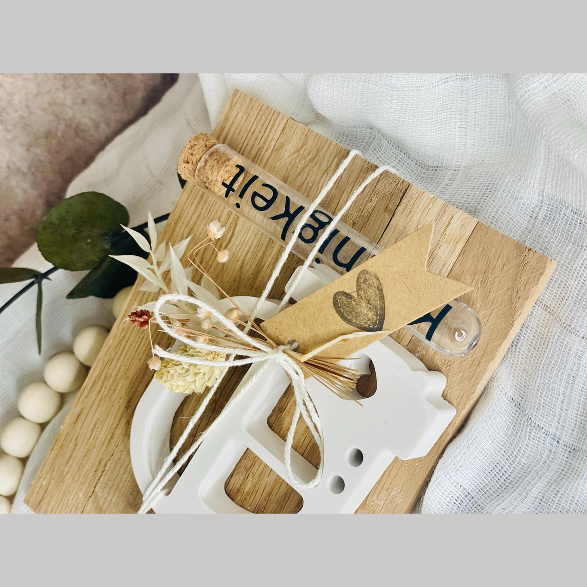 Geschenkkarte Auto aus Holz, weißer Gießmasse und Reagenzglas Röhrchen als Geldgeschenk Geschenkkarte Das Glückswerk
