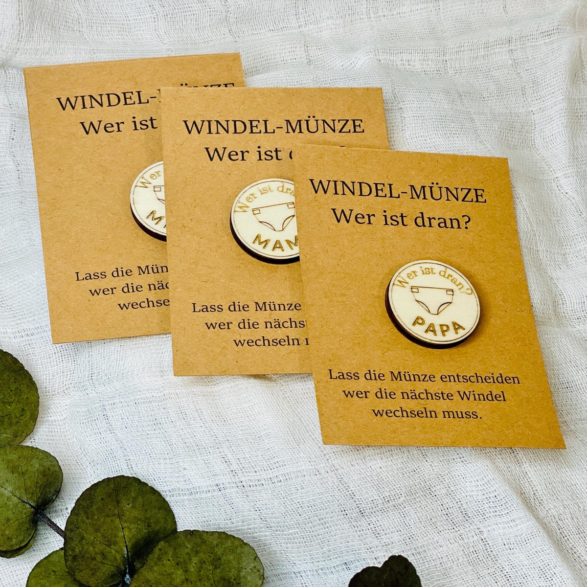 Windelmünze – Gravierte Holzmünze für frischgebackene Eltern Geschenk Geburt Das Glückswerk
