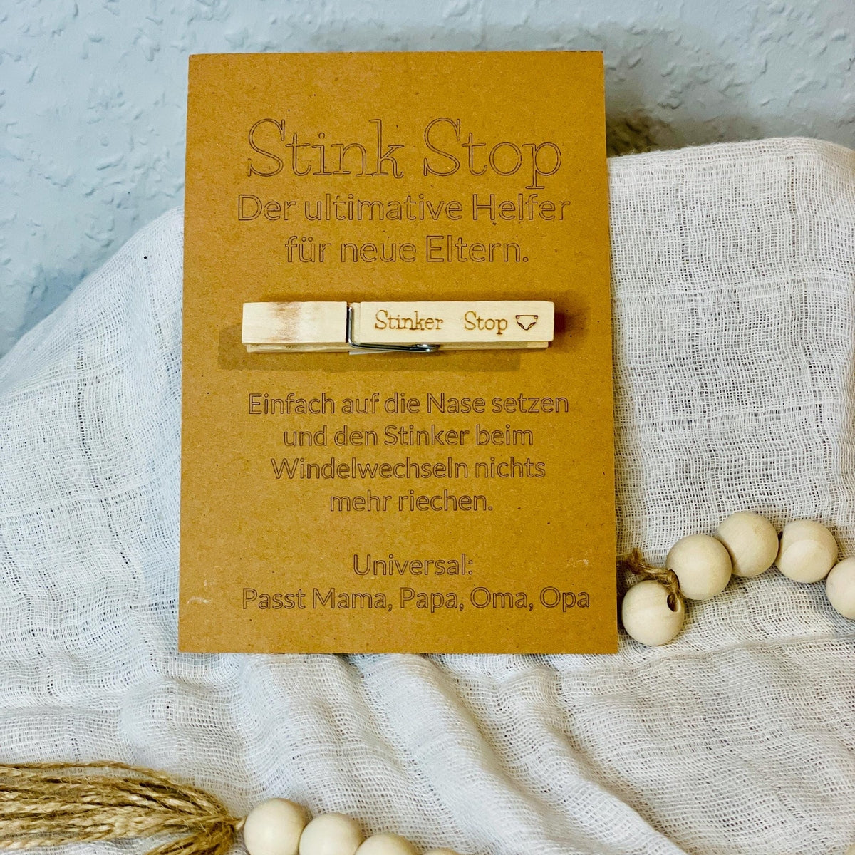 Stink Stop - Geschenk für frischgebackene Eltern mit Wäscheklammer Windelmünze Das Glückswerk