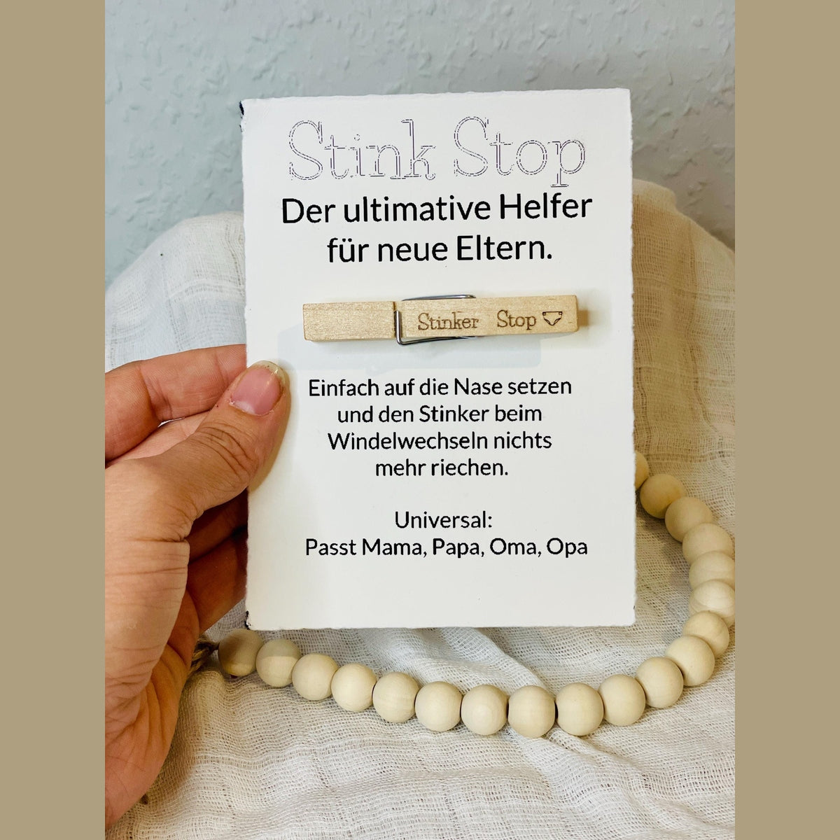 Stink Stop - Geschenk für frischgebackene Eltern mit Wäscheklammer Windelmünze Das Glückswerk