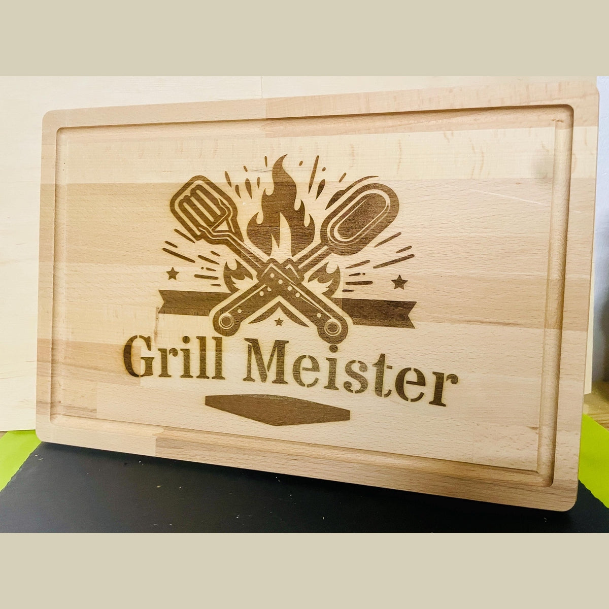 großes Brett 26x40 cm Grillmeister als Schneidebrett oder Geschenk Brettchen Das Glückswerk