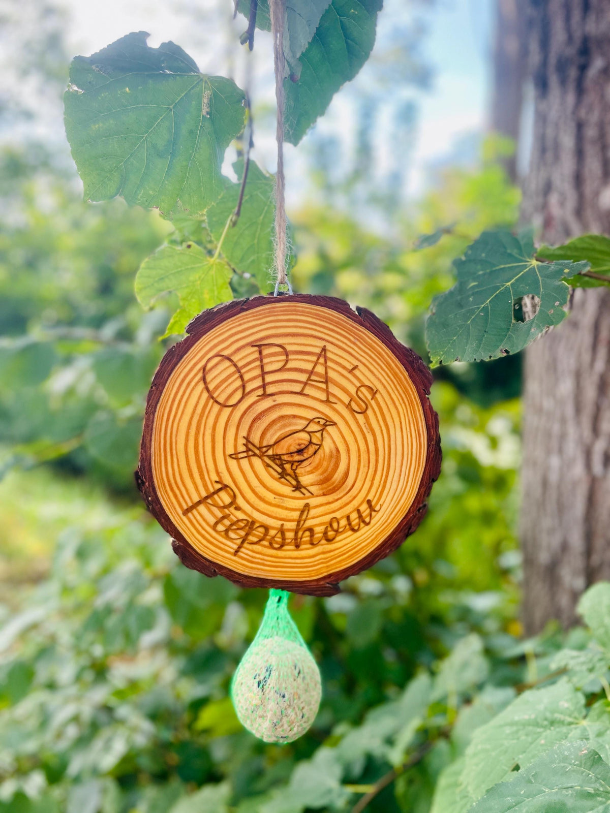 Baumscheibe Vogelfutterstation mit Gravur, personalisiert für Opa, 13-15 cm Durchmesser, DasGlueckswerk, Personalisierte Geschenk, Bird Feeders, baumscheibe