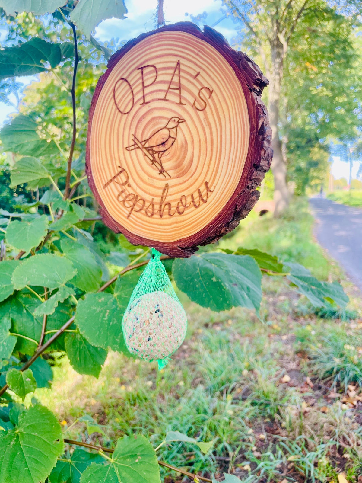 Baumscheibe Gravur Vogelfutterstation, Holz mit Meisenknödelhalter, 16-17 cm, DasGlueckswerk, Personalisierte Geschenk, Bird Feeders, 