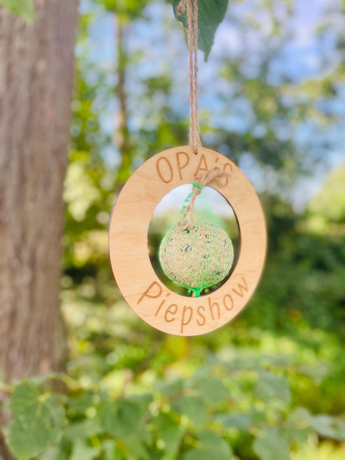 Holzscheibe, Vogelfutterstation, Meisenknödel, personalisierte Gravur, Opas Piepshow, Vogelbeobachtung, Garten Dekoration