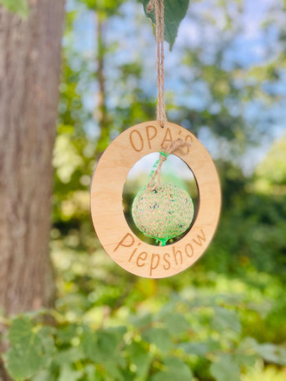Holzscheibe, Vogelfutterstation, Meisenknödel, personalisierte Gravur, Opas Piepshow, Vogelbeobachtung, Garten Dekoration, Geschenk für Opa, Futterstation für Vögel, Naturgeschenk, personalisiertes Geschenk,