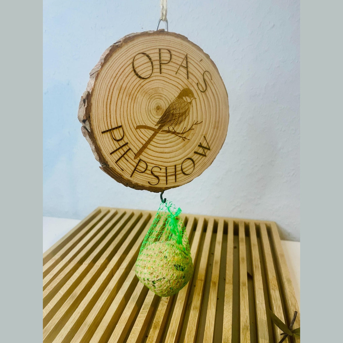 Baumscheibe mit Gravur Opas Piepshow und Halterung für Meisenknödel 13-15cm Vogelhäuschen Das Glückswerk