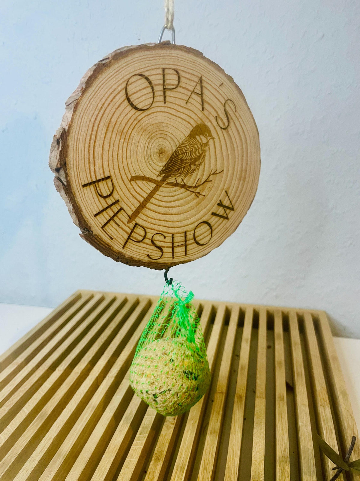 Baumscheibe mit Gravur Opas Piepshow, Meisenknödelhalter, 13-15 cm Holz, DasGlueckswerk, Dekoration, Bird Feeders, 