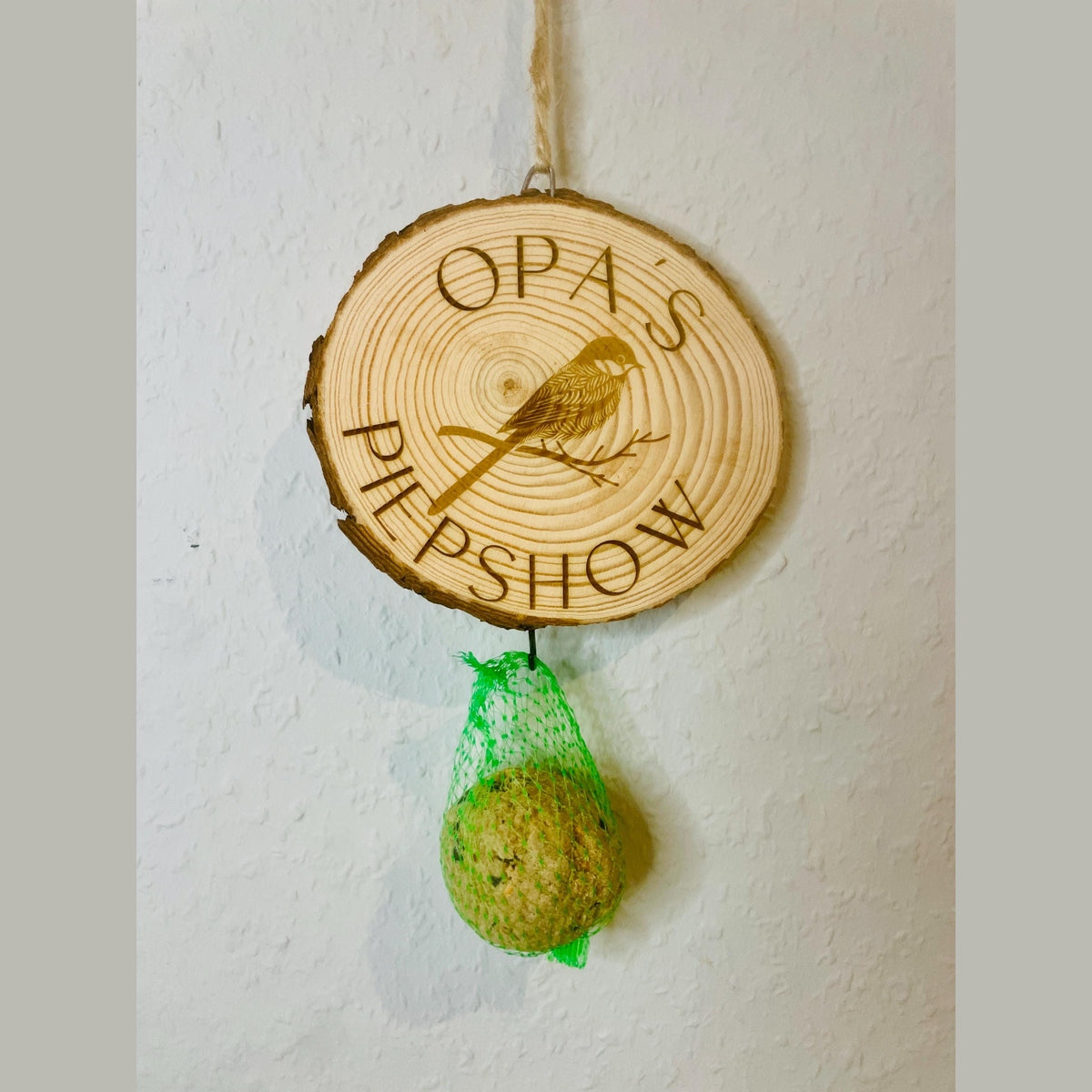 Baumscheibe mit Gravur Opas Piepshow und Halterung für Meisenknödel 13-15cm Vogelhäuschen Das Glückswerk
